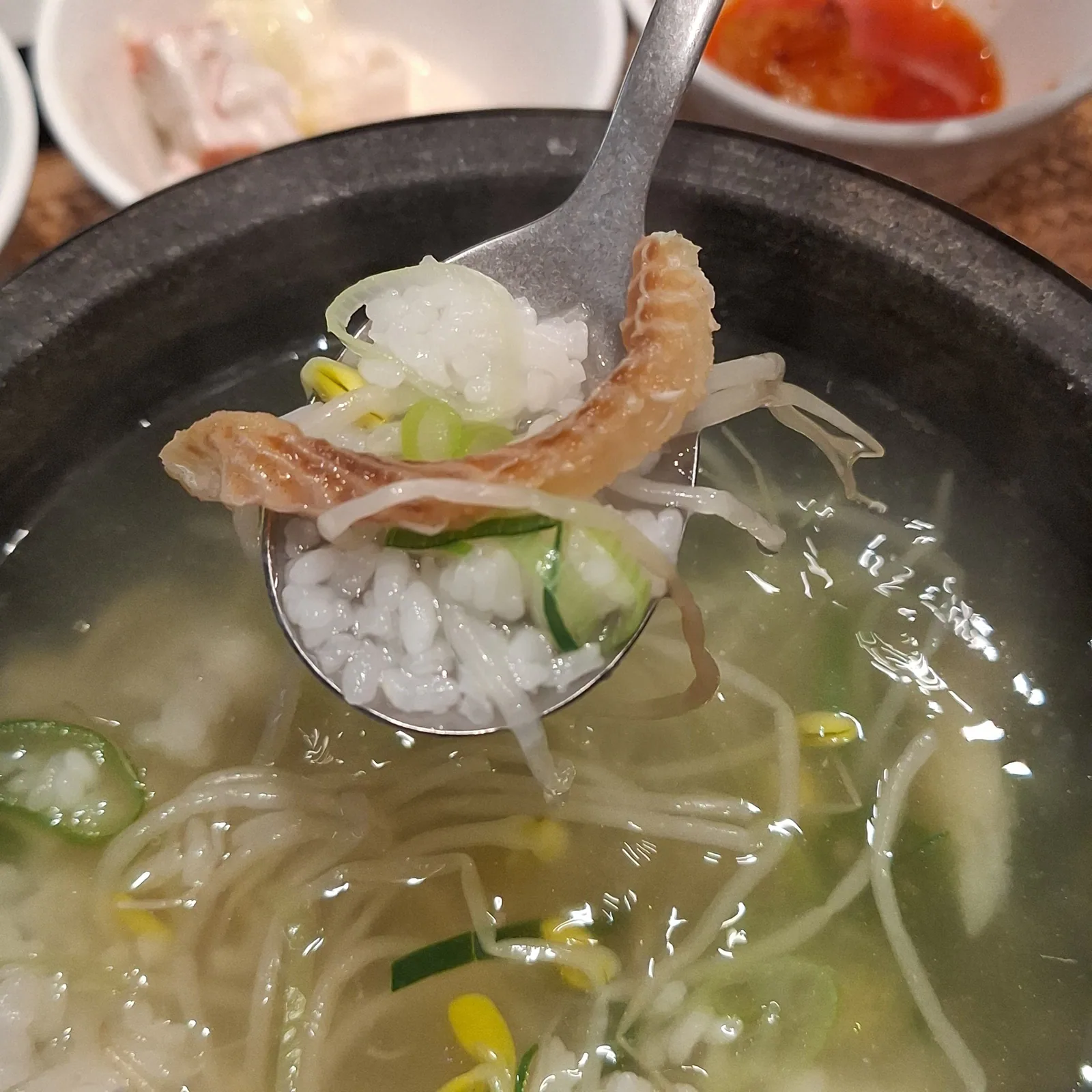 황태와 콩나물, 밥을 한 숟갈 뜬 국밥