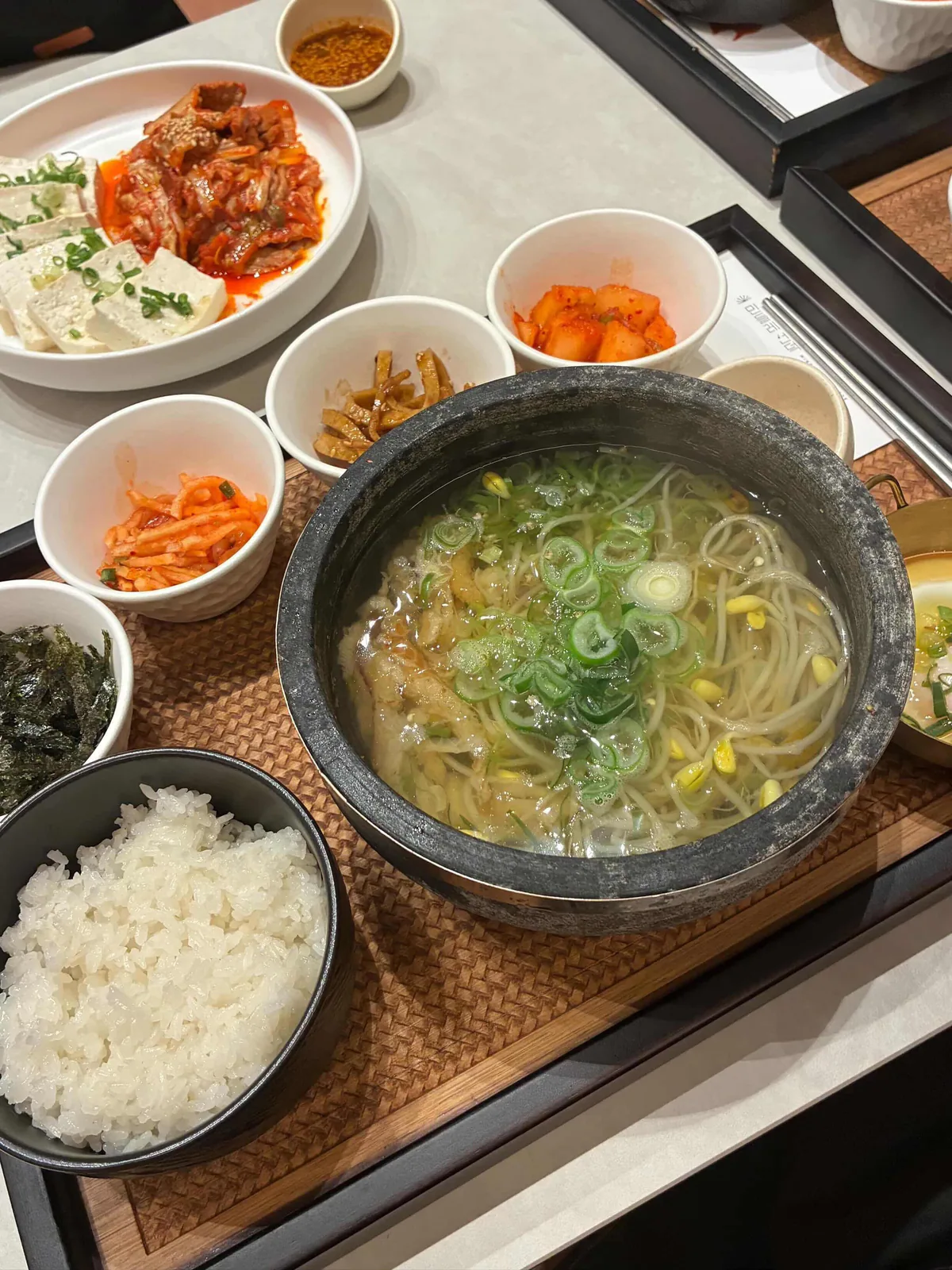 돌솥에 담긴 황태 콩나물국밥과 흰쌀밥, 반찬
