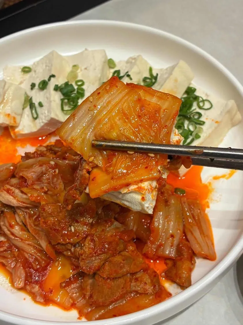 두부 위에 올린 볶은 김치