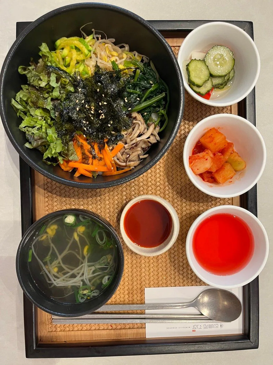 채소와 나물, 버섯, 김을 올린 비건 비빔밥과 국, 반찬