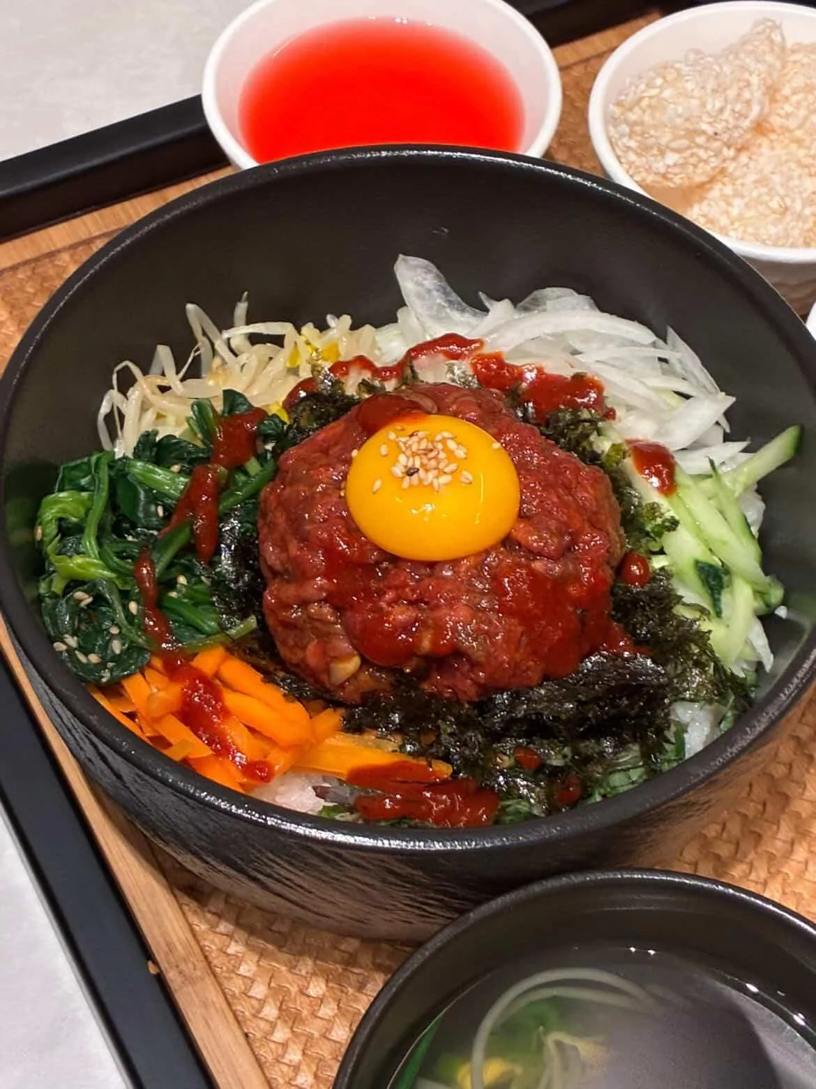노른자를 올린 한우육회비빔밥